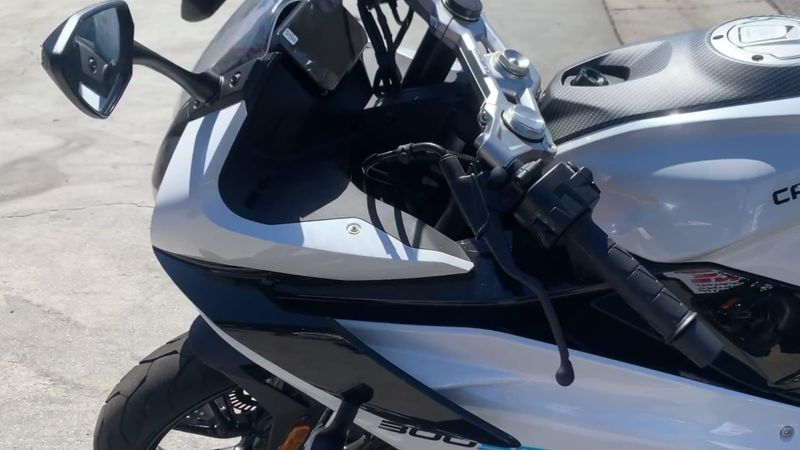 New 2025 CFMOTO 300SS Image 6