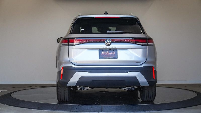 New 2025 Volkswagen Tiguan 2.0T SEImage 3