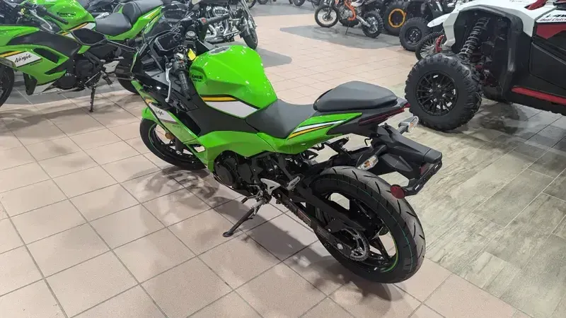 2025 Kawasaki NINJA 500 KRT EDITION LIME GREEN AND EBONY AND PEARL BLIZZARD WHITEImage 6