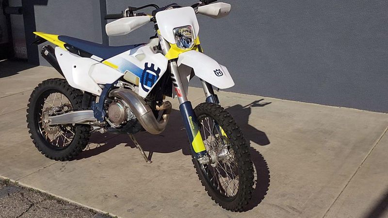 2024 HUSQVARNA TE 300  in a WHITE exterior color. Del Amo Motorsports of Los Angeles (562) 262-9181 delamomotorsports.com 