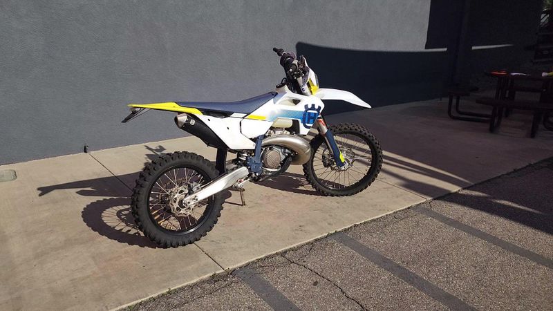 2024 HUSQVARNA TE 300  in a WHITE exterior color. Del Amo Motorsports of Los Angeles (562) 262-9181 delamomotorsports.com 