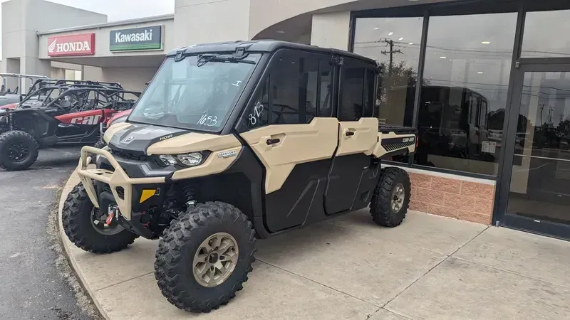 2025 Can-Am DEFENDER MAX LTD 65 HD10 DESERT TAN AND STEALTH BLACKImage 2