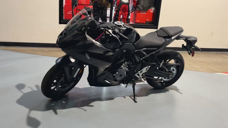 2025 Suzuki GSX-8R Image 4