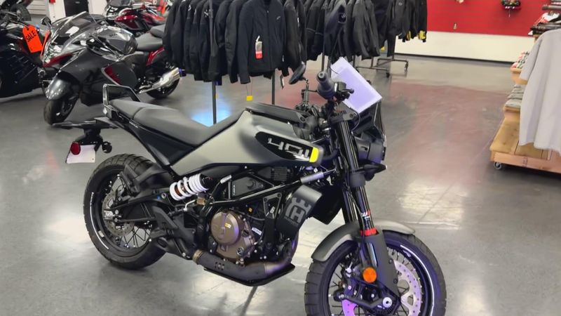 New 2024 Husqvarna SVARTPILEN 401 Image 6