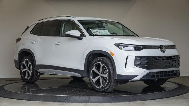 New 2025 Volkswagen Tiguan 2.0T SEImage 5