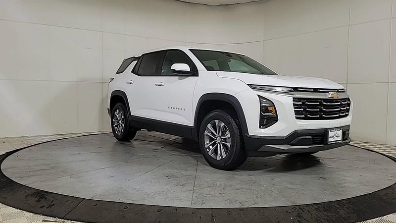 2025 Chevrolet Equinox LT photo 2