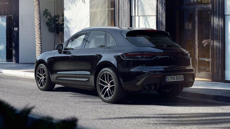 2025 Porsche Macan BaseImage 3