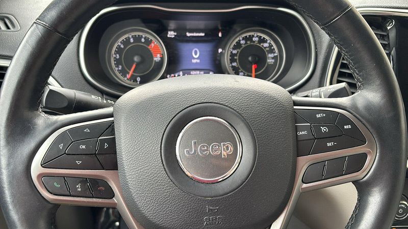 Used 2019 Jeep Cherokee LimitedImage 10