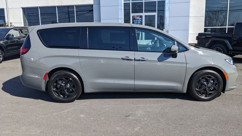 2023 Chrysler Pacifica Plug-in Hybrid Touring LImage 9