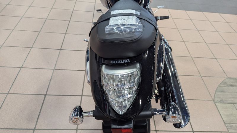 2025 Suzuki BOULEVARD M109RImage 10