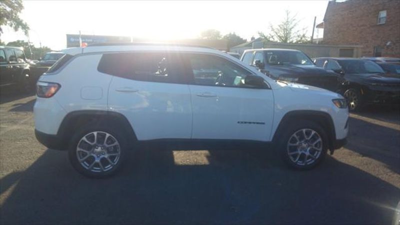 2022 Jeep Compass Latitude Lux photo 7