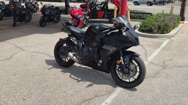 Used 2025 Yamaha YZF-R7 CA Image 2