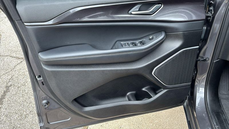 Used 2023 Jeep Grand Cherokee AltitudeImage 6