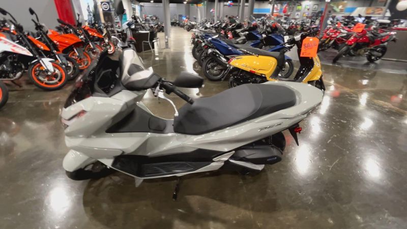 2025 Honda PCX Image 5