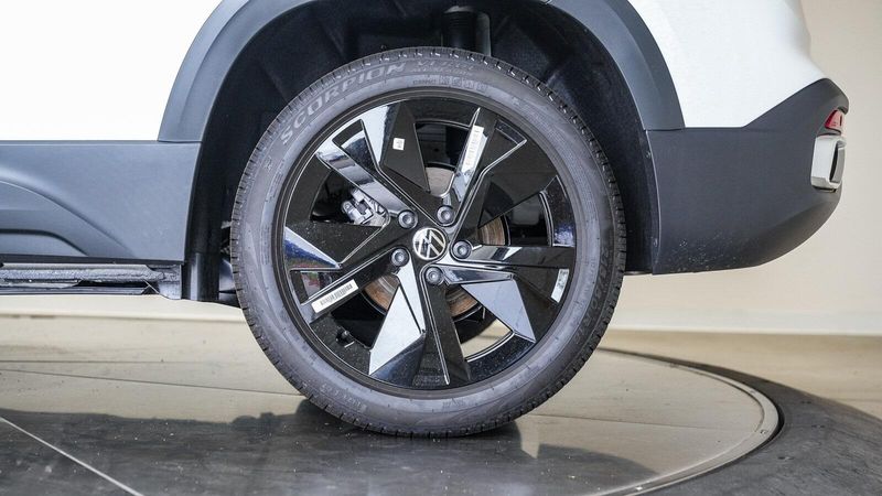 New 2025 Volkswagen Taos 1.5T SEImage 9
