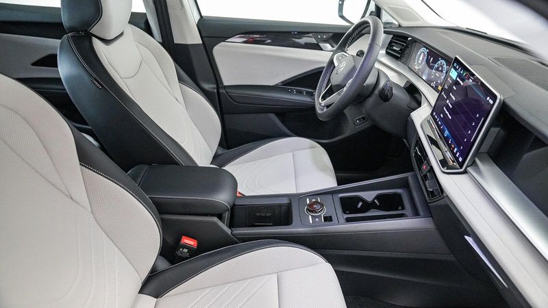 New 2025 Volkswagen Tiguan 2.0T SEImage 17
