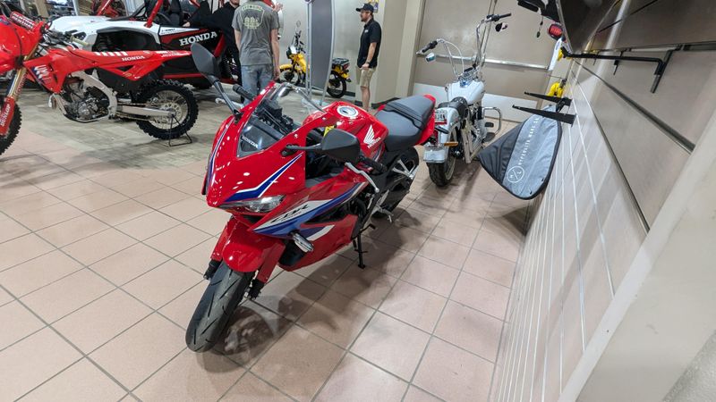 2024 Honda CBR650R Image 3