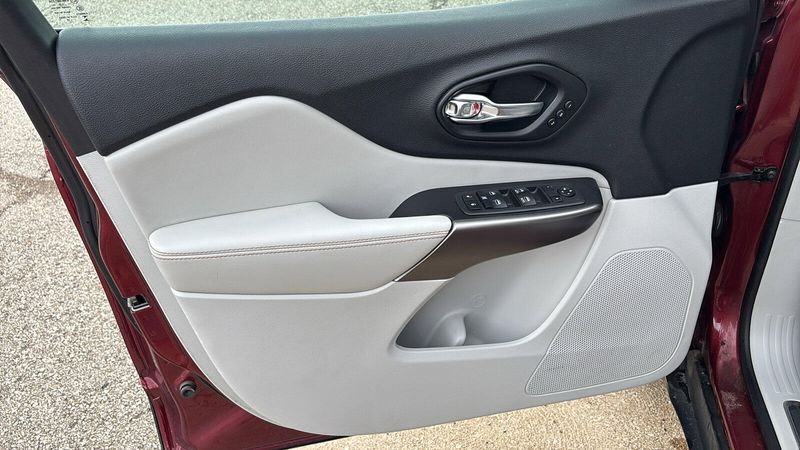 Used 2019 Jeep Cherokee LimitedImage 5