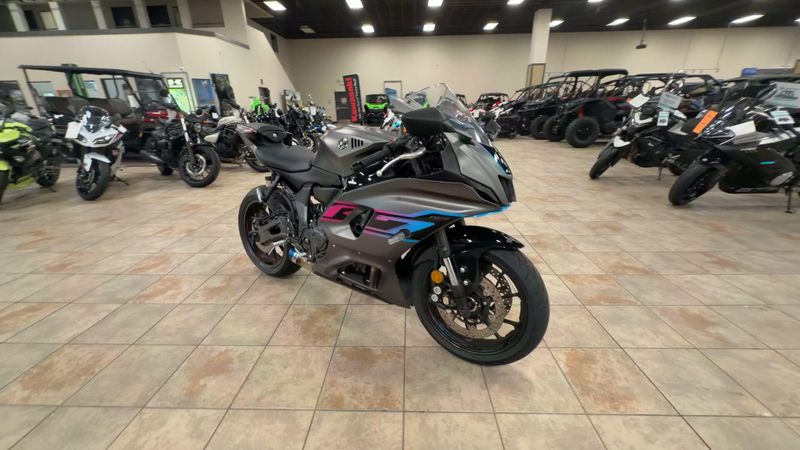 Used 2024 Yamaha YZF-R7 CA Image 2
