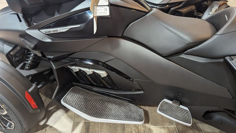 2024 Can-Am SPYDER RT LIMITED CARBON BLACK WITH PLATINUMImage 12