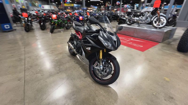 2017 Triumph DAYTONA 675 R Image 2