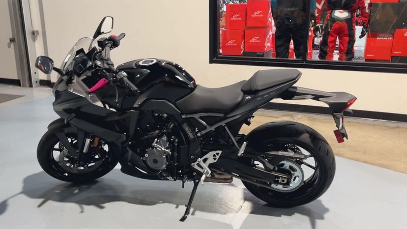 2025 Suzuki GSX-8R Image 5