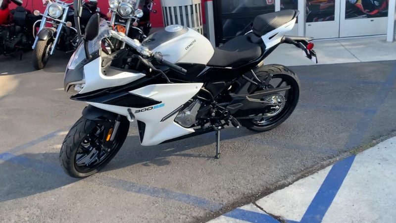 New 2025 CFMOTO 300SS Image 7