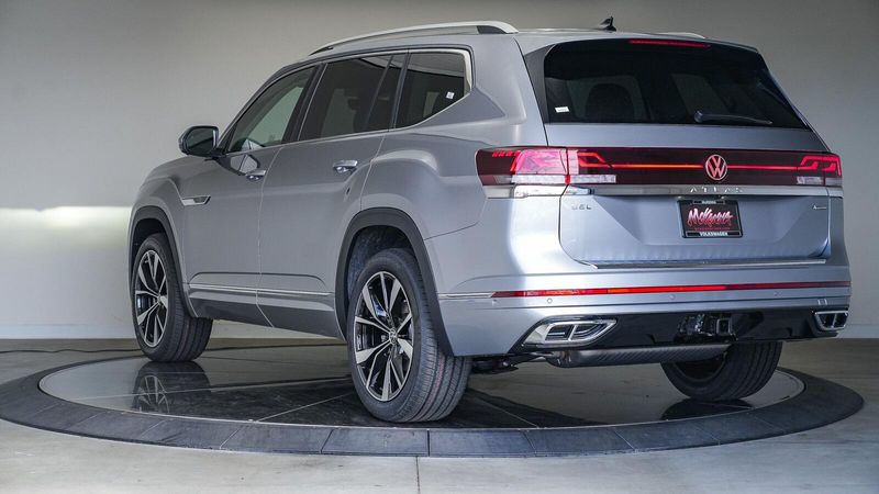 2025 Volkswagen Atlas 2.0T SEL Premium R-LineImage 2