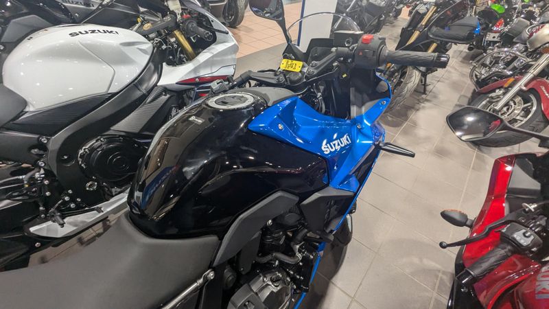 2025 Suzuki GSXS 8RImage 9