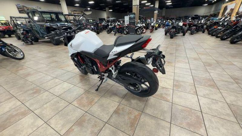 New 2025 Honda CB750 HORNET Image 2
