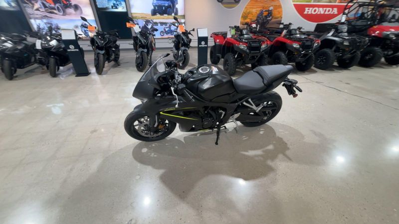 New 2026 Honda CBR650R E-CLUTCH Image 8