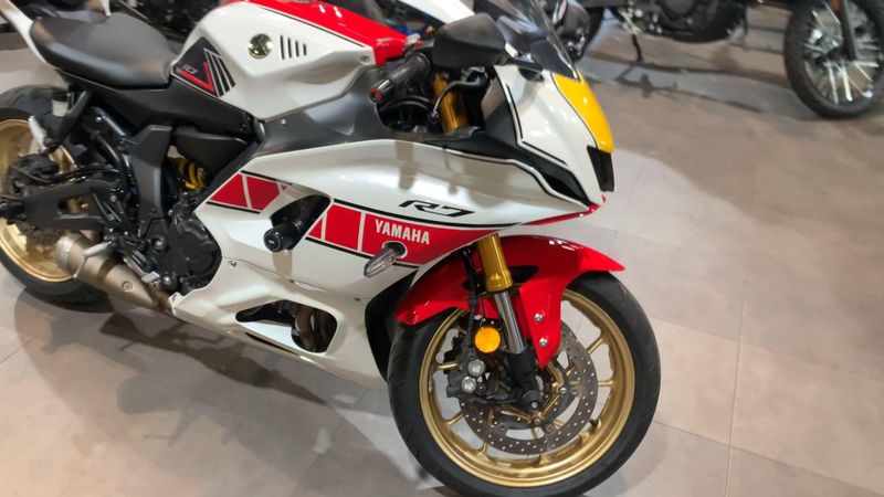 Used 2022 Yamaha YZF-R7 CA Image 2