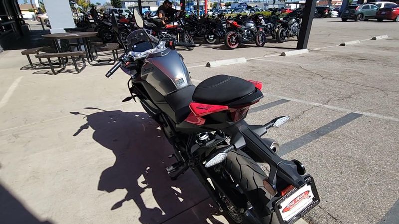 New 2025 CFMOTO 300SS Image 2