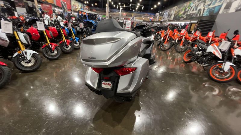 2025 Honda GOLDWING TOUR DCT Image 7