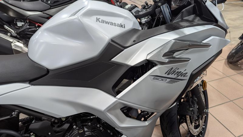 2025 Kawasaki NINJA 500 METALLIC MATTE WHITISH SILVER AND METALLIC MOONDUST GRAYImage 10