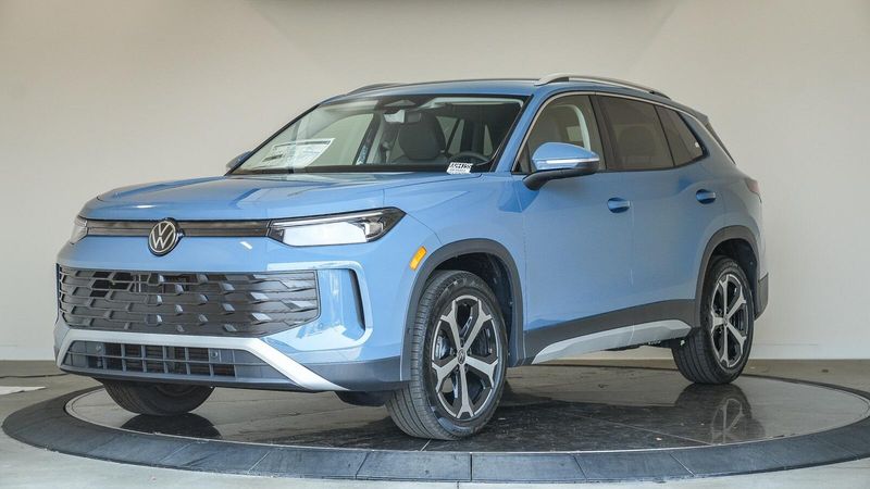 New 2025 Volkswagen Tiguan 2.0T SEImage 1