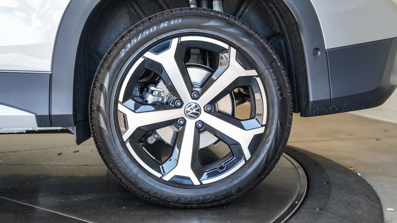 New 2025 Volkswagen Tiguan 2.0T SEImage 9