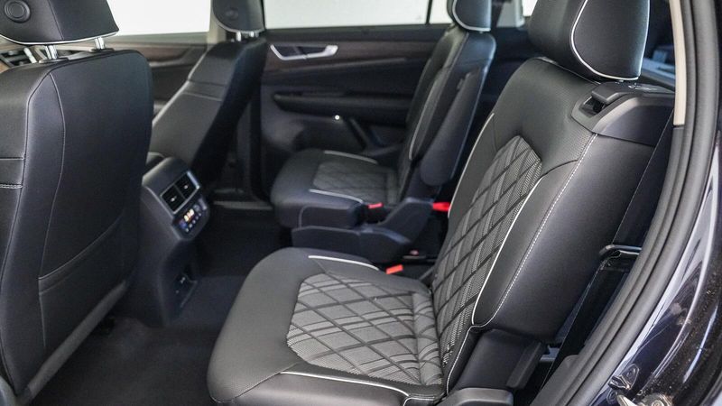 New 2025 Volkswagen Atlas 2.0T SEL Premium R-LineImage 18