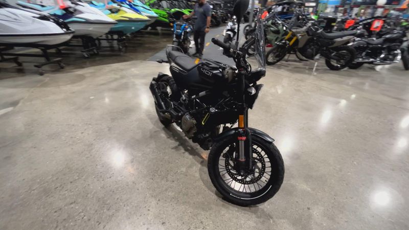 Used 2023 Husqvarna SVARTPILEN 401 Image 2