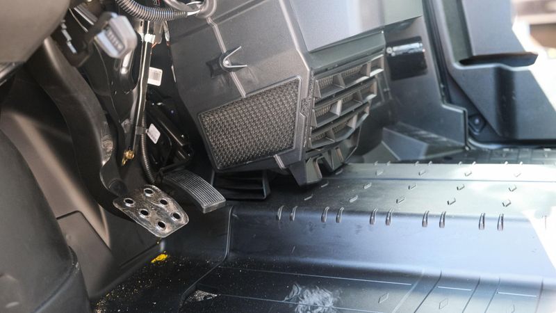 2025 Can-Am DEFENDER MAX LIMITED CAB HD10 DESERT TAN AND STEALTH BLACK Image 19
