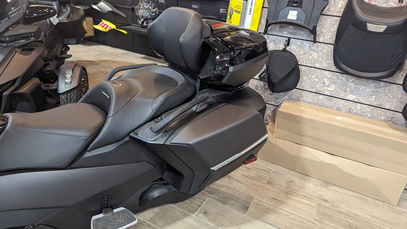 2024 Can-Am SPYDER RT LIMITED CARBON BLACK WITH PLATINUMImage 11