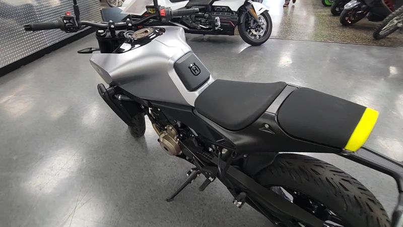 New 2025 Husqvarna VITPILEN 801 Image 2