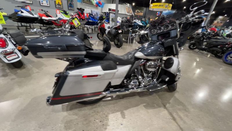 Used 2019 Harley-Davidson CVO STREET GLIDE Image 8