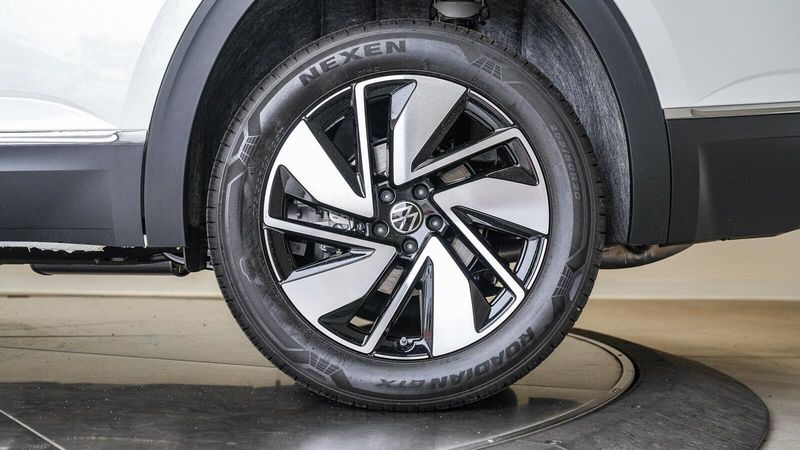 New 2025 Volkswagen Atlas 2.0T SELImage 9