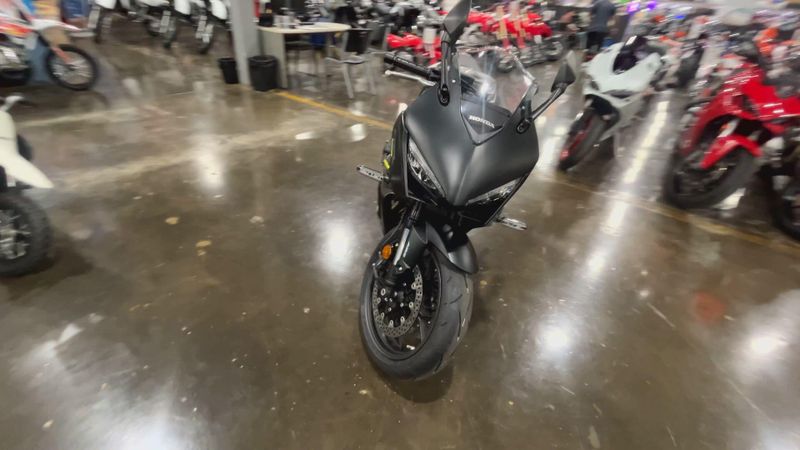 New 2026 Honda CBR650R E-CLUTCH Image 3