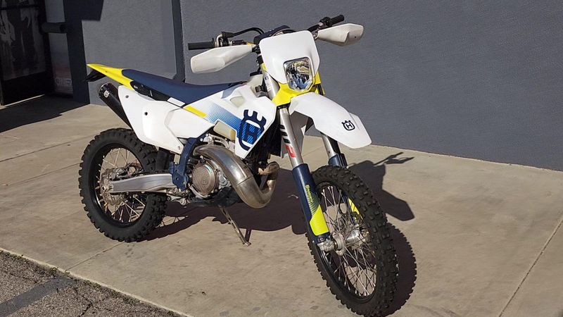 2024 HUSQVARNA TE 300  in a WHITE exterior color. Del Amo Motorsports of Los Angeles (562) 262-9181 delamomotorsports.com 