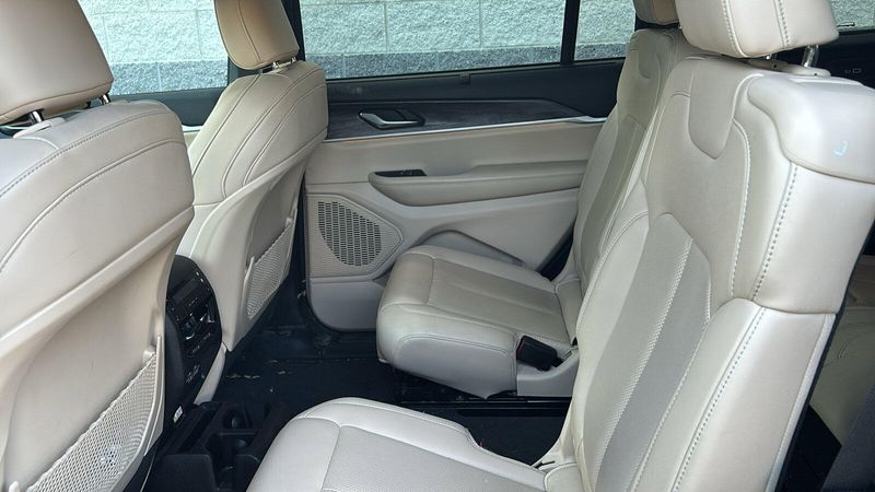Used 2023 Jeep Grand Cherokee L LimitedImage 9