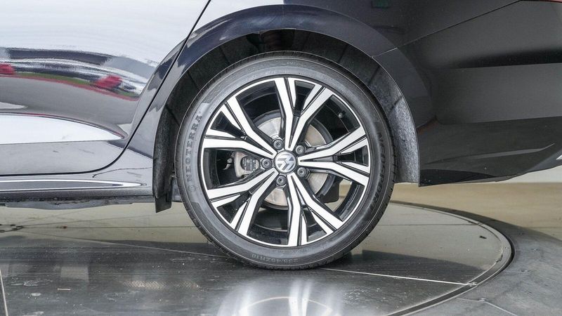 2022 Volkswagen Passat 2.0T SEImage 10