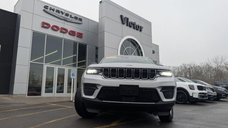 New 2025 Jeep Grand Cherokee Laredo 4x4Image 2