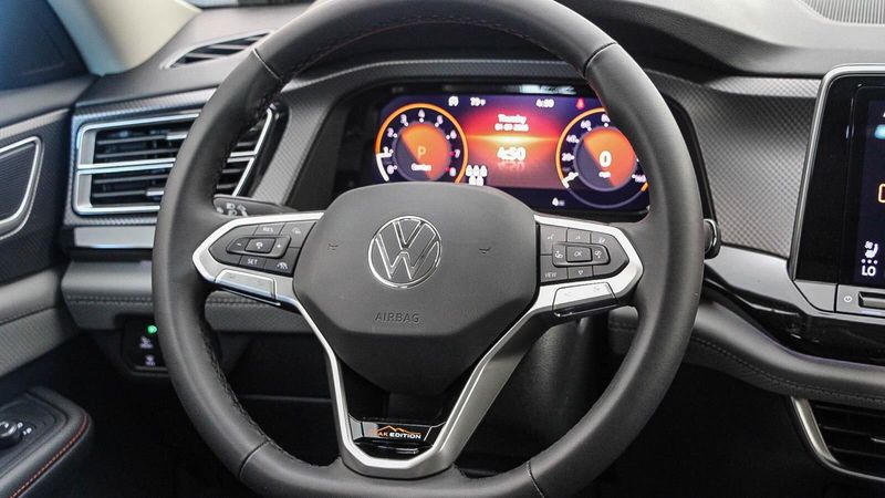 2025 Volkswagen Atlas 2.0T Peak Edition SEImage 16